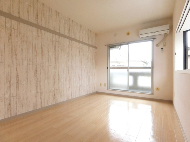 居室・リビング　角部屋のため出窓あります！2面採光で明るい室内！