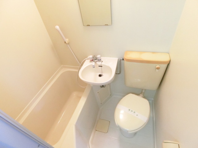 バス・シャワールーム　お掃除しやすい3点ユニットバスです。