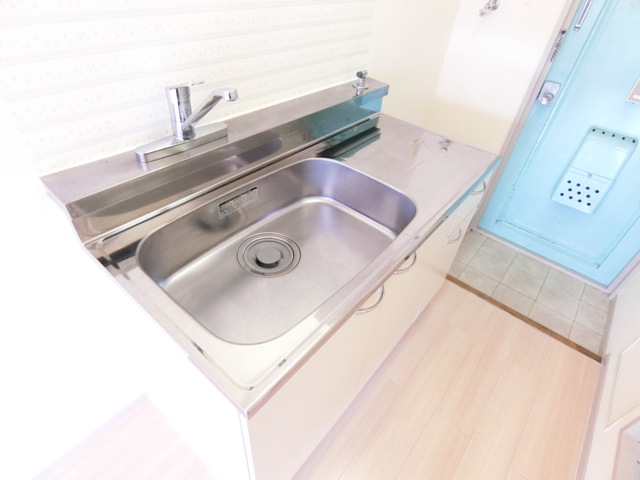 キッチン　ガス台置くスペースあります。使いやすいシングルレバー！
