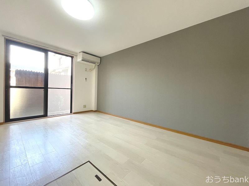 居室・リビング　窓からたくさん陽が差し込みます♪