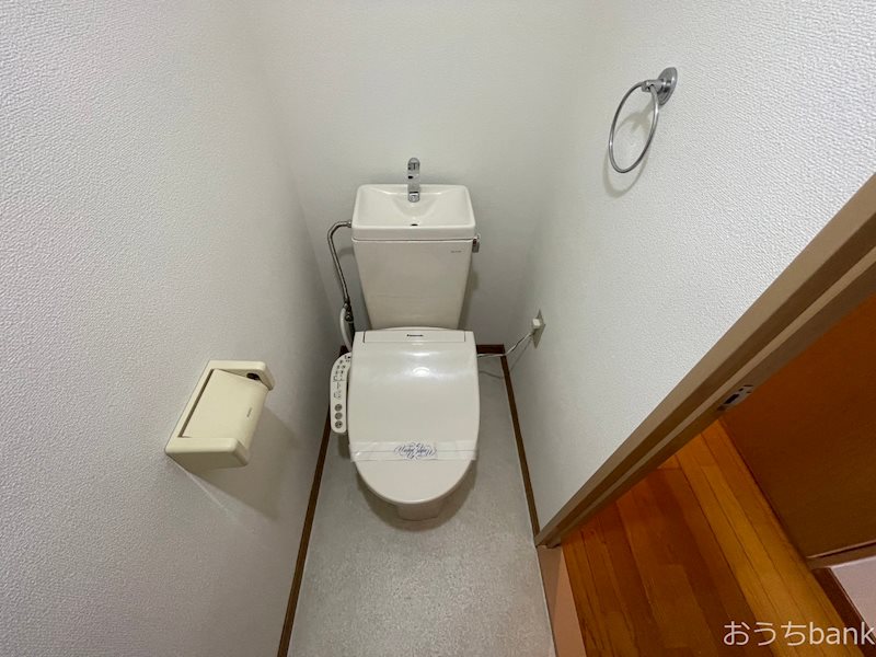 トイレ　温水洗浄便座も付いて清潔なトイレ