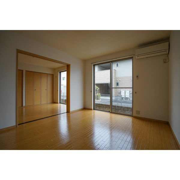 居室・リビング　同じ建物の別のお部屋