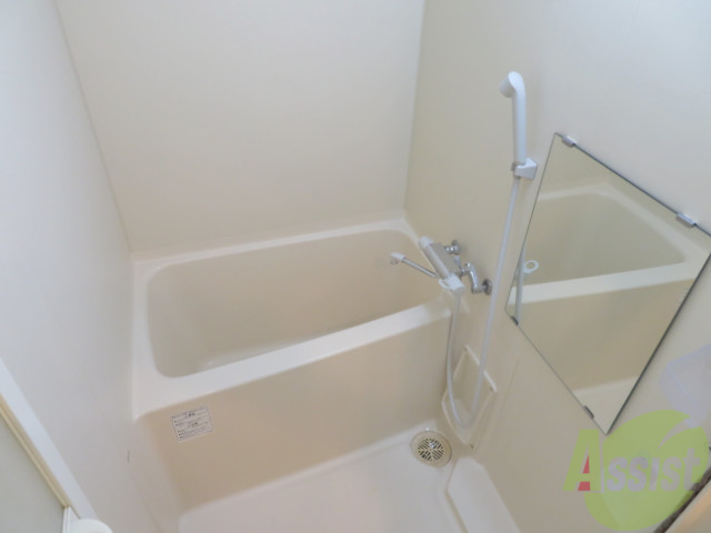 バス・シャワールーム　お風呂には鏡が付いておりますので便利ですね。
