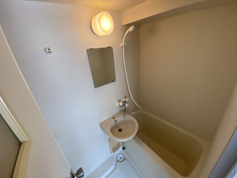 バス・シャワールーム　鏡付きの浴室です