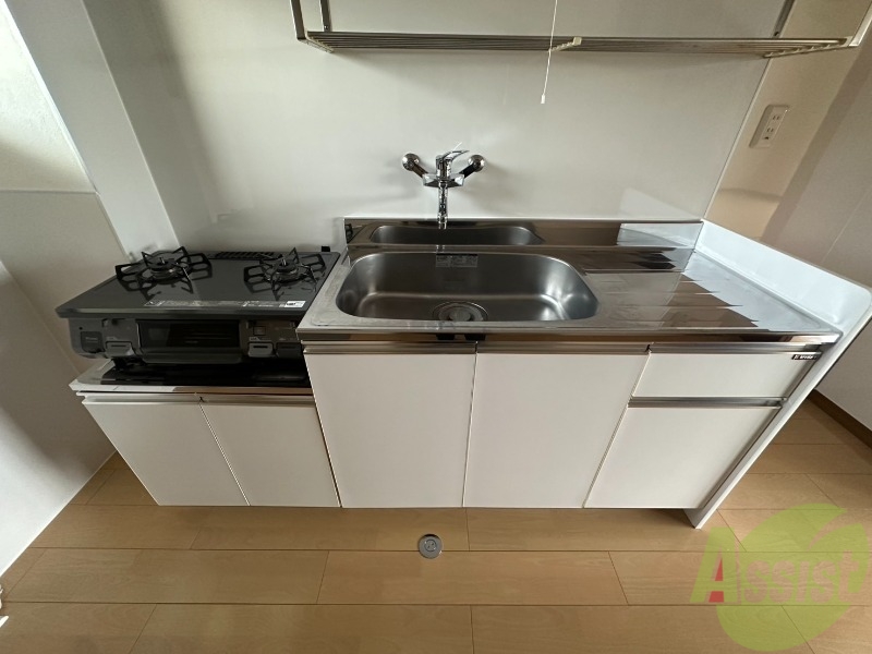 キッチン　２口ガスコンロ付きのキッチンスペースとなっております。