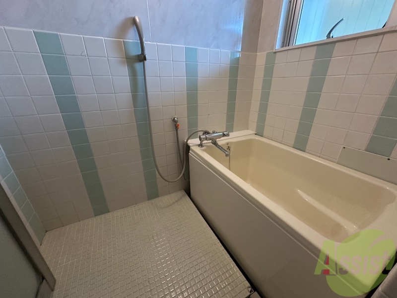 バス・シャワールーム　お風呂は壁のタイルが可愛い造りとなっております。