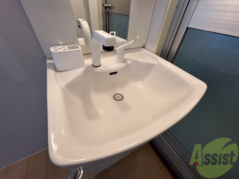 洗面設備　独立洗面台付きでお出かけ前の支度に便利ですね。