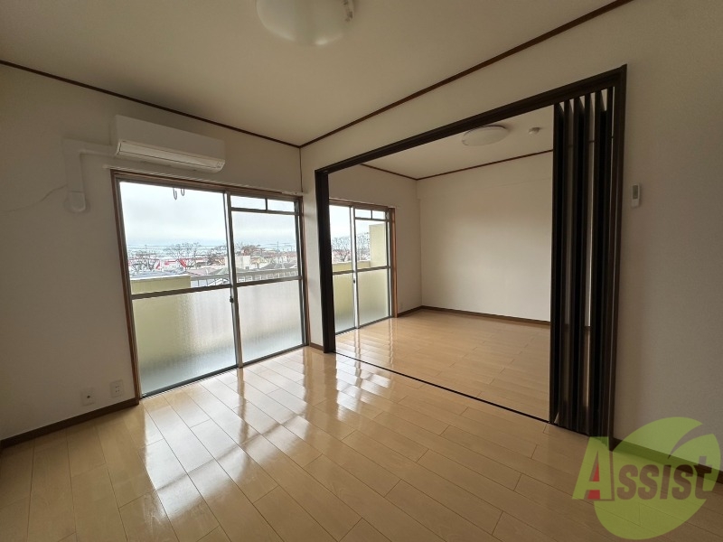 居室・リビング　大きな窓から明るい日差しが入るリビングルームです。