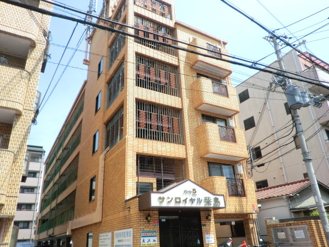 エントランス　タイルが特徴的ですね