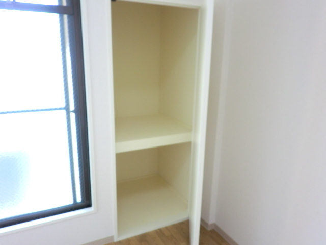 収納　少し小さめですが収納です