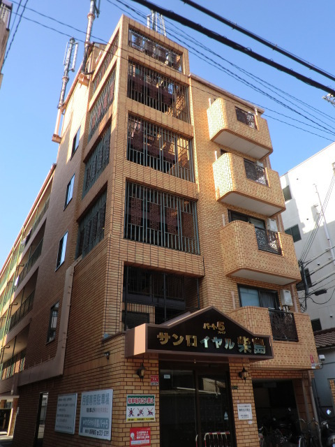 建物外観　柿色の煉瓦タイル張りです