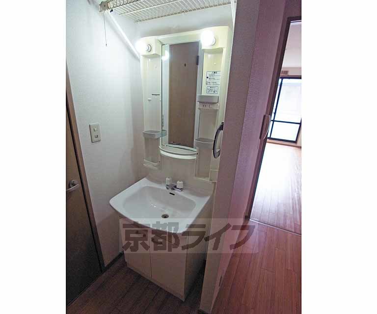 洗面設備　便利な洗面台です。