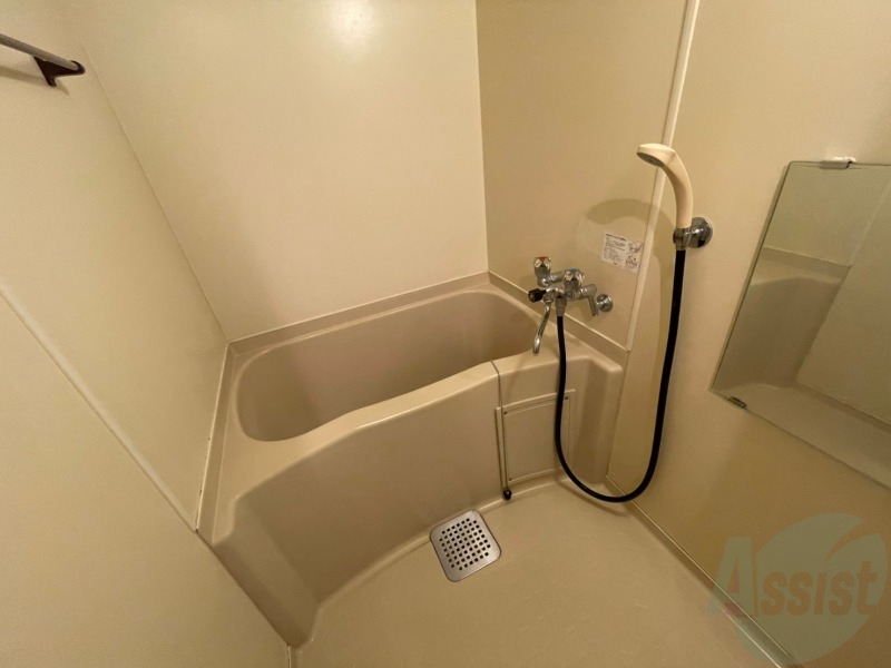 バス・シャワールーム　バスルームは狭すぎず、シャワーも浴びやすそうです。