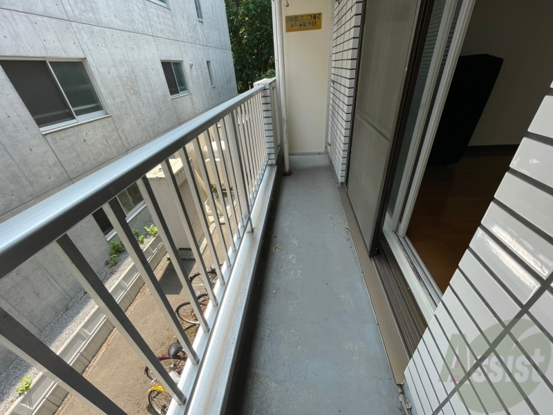 バルコニー　バルコニー。洗濯物がはかどりそうな広さがありますよ。