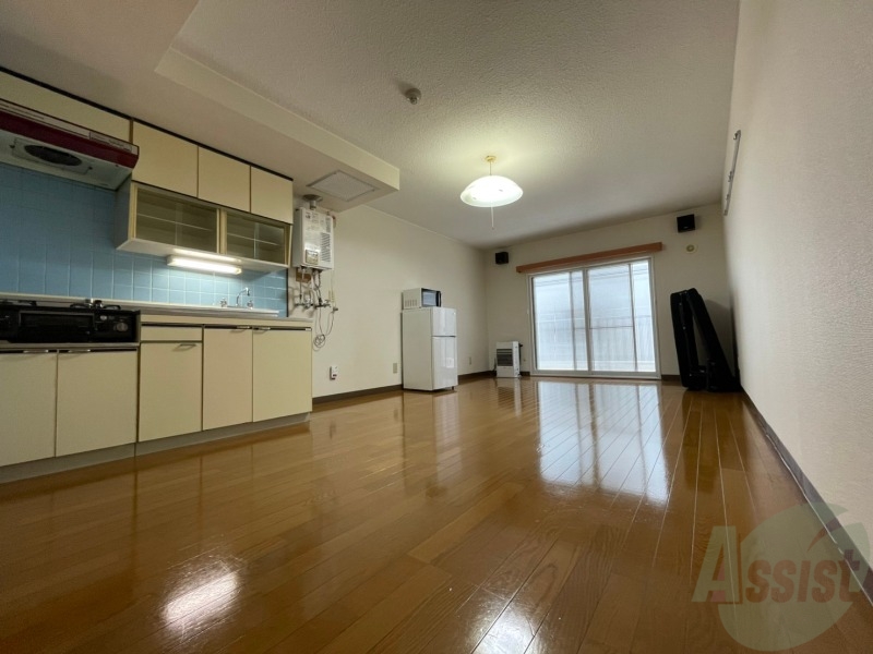 居室・リビング　１３帖の洋室です。広々として、きれいですね。