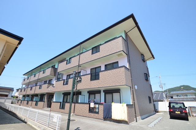 建物外観　重厚な３階建て