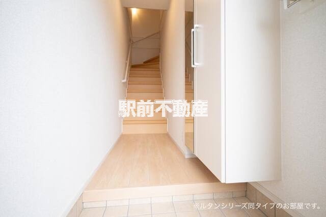 玄関　※類似物件の写真です。