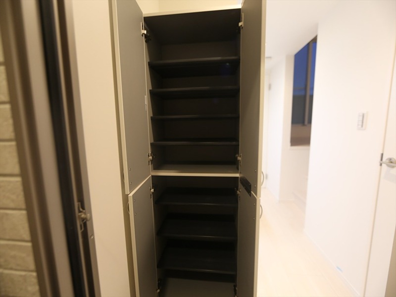 玄関　玄関　姿見鏡付　シューズボックス付（収納充実してます）