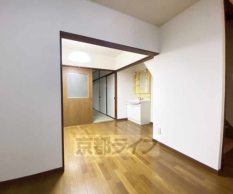 居室・リビング　落ち着いた雰囲気のお部屋です