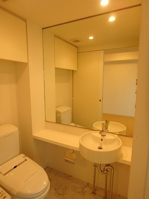 洗面設備　大きな鏡の洗面台