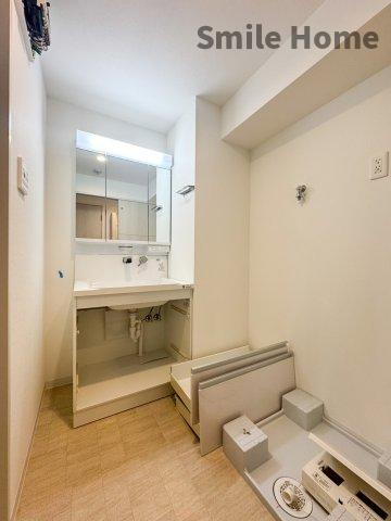 洗面設備　脱衣所には独立洗面台に洗濯機置き場もあります