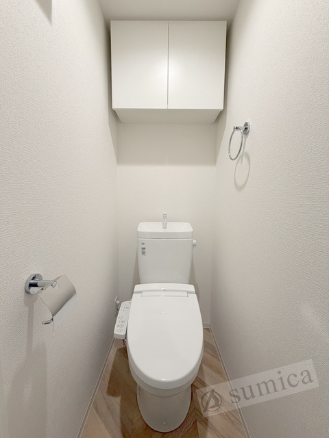 トイレ　人気アイテムの温水洗浄便座。清潔感のあるトイレです。