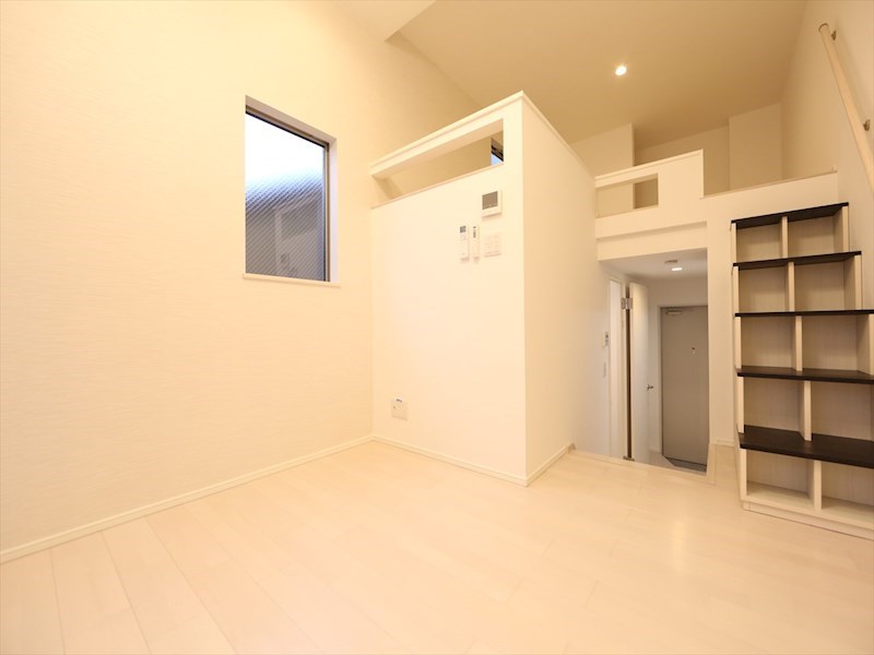 居室・リビング　洋室5.5帖　ロフト5.4帖（収納にも寝室にも使えます）