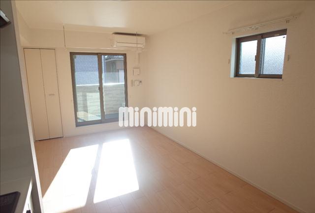 居室・リビング　リビング・窓もあり採光入ります