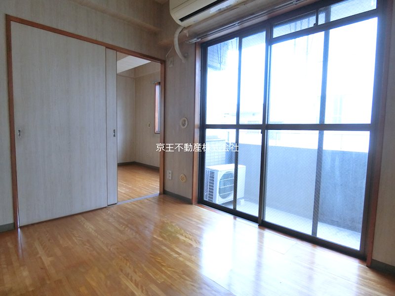 その他部屋・スペース　窓の大きな明るい室内