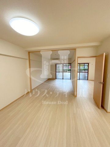 居室・リビング　別号室参考写真です