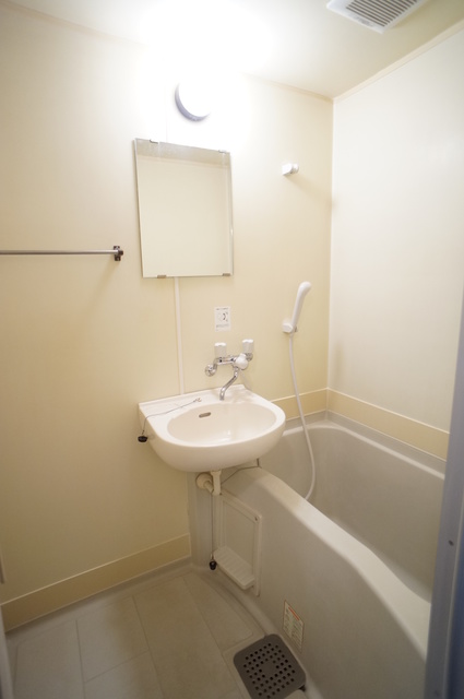 バス・シャワールーム　浴槽があるのでゆったり湯船につかれますね♪