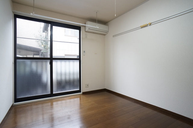 居室・リビング　個室感のある洋室☆窓から暖かな日差しが入ります♪