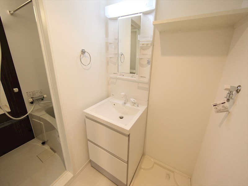 洗面設備　脱衣所　独立洗面台（シャンプードレッサー付）収納スペース有