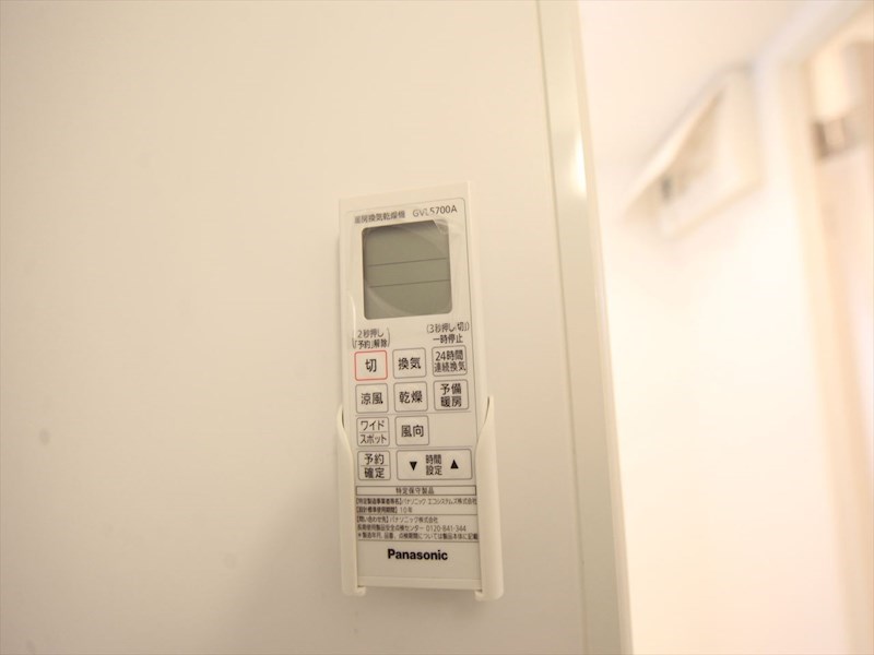 その他設備　浴室暖房乾燥機付き