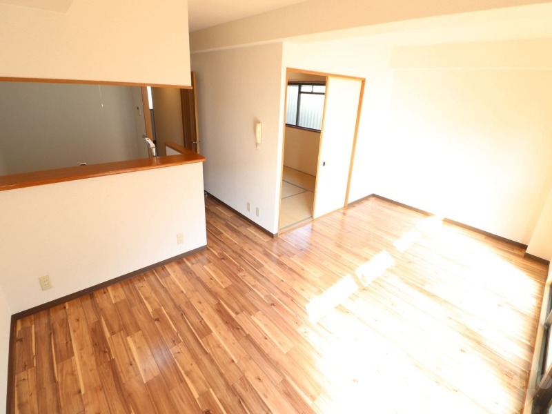 居室・リビング　１３．５帖のリビングルーム