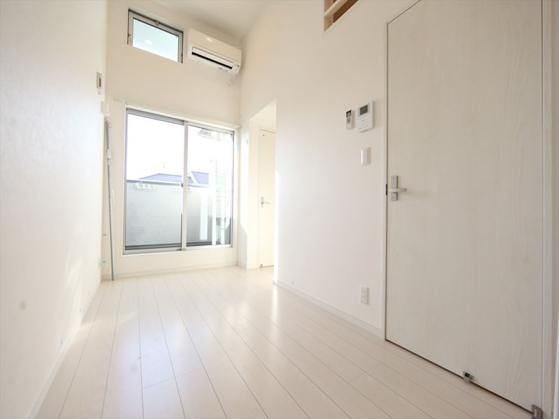 居室・リビング　洋室5.8帖　ロフト5.4帖（収納にも寝室にも使えます）