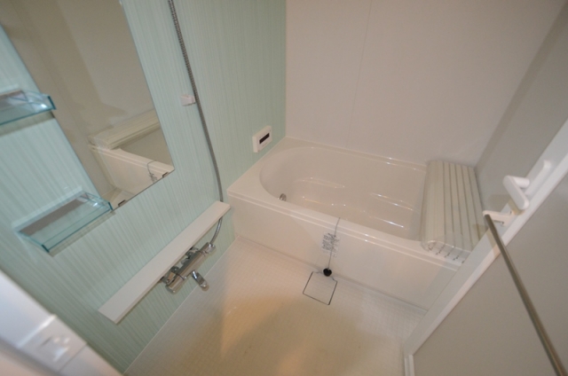 バス・シャワールーム　追い焚き機能・浴室乾燥機付きです