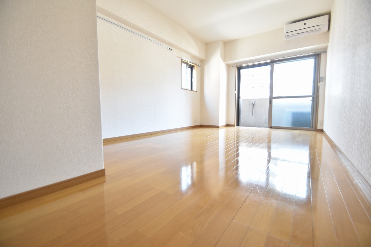 居室・リビング　室内かなり広いです。