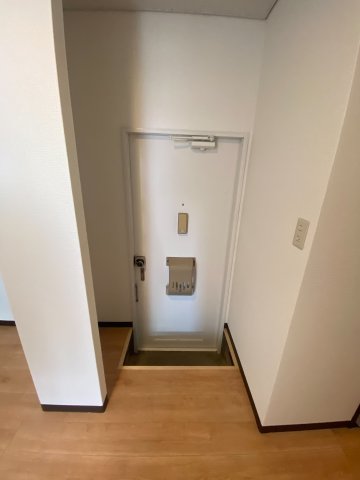 玄関　別部屋の写真です。