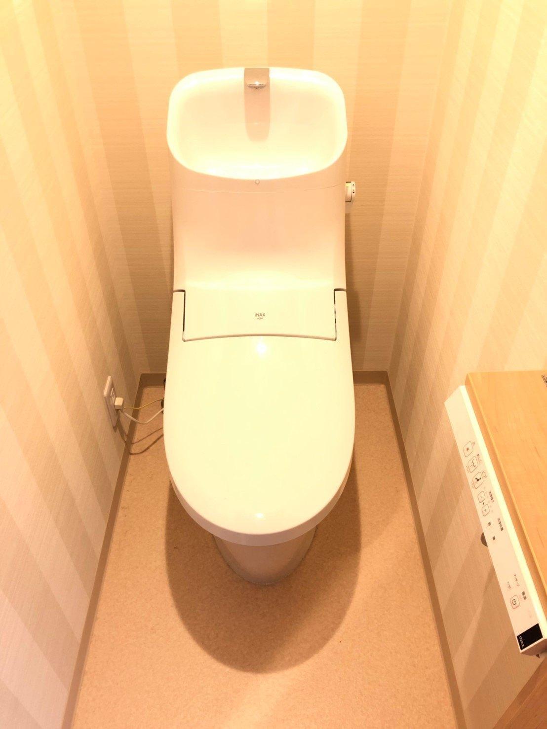 トイレ　スマホ置きにも！台付2連紙巻　シャワートイレ