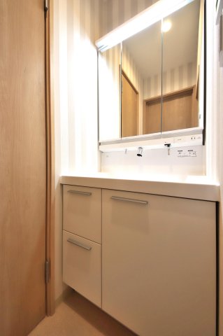 洗面設備　リネン収納に便利！引出付広幅シャワードレッサー