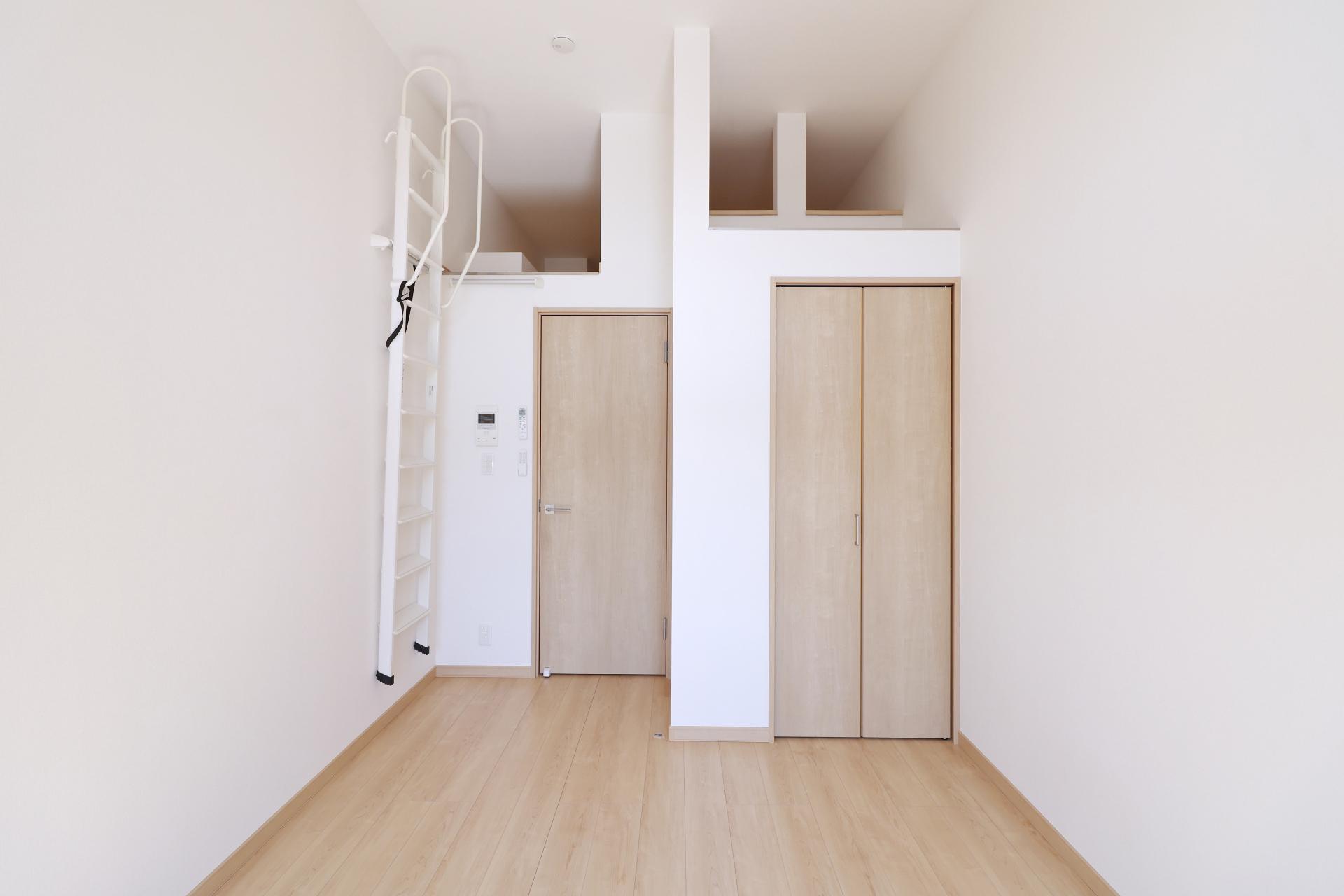 居室・リビング　解放感のある高い天井のリビング