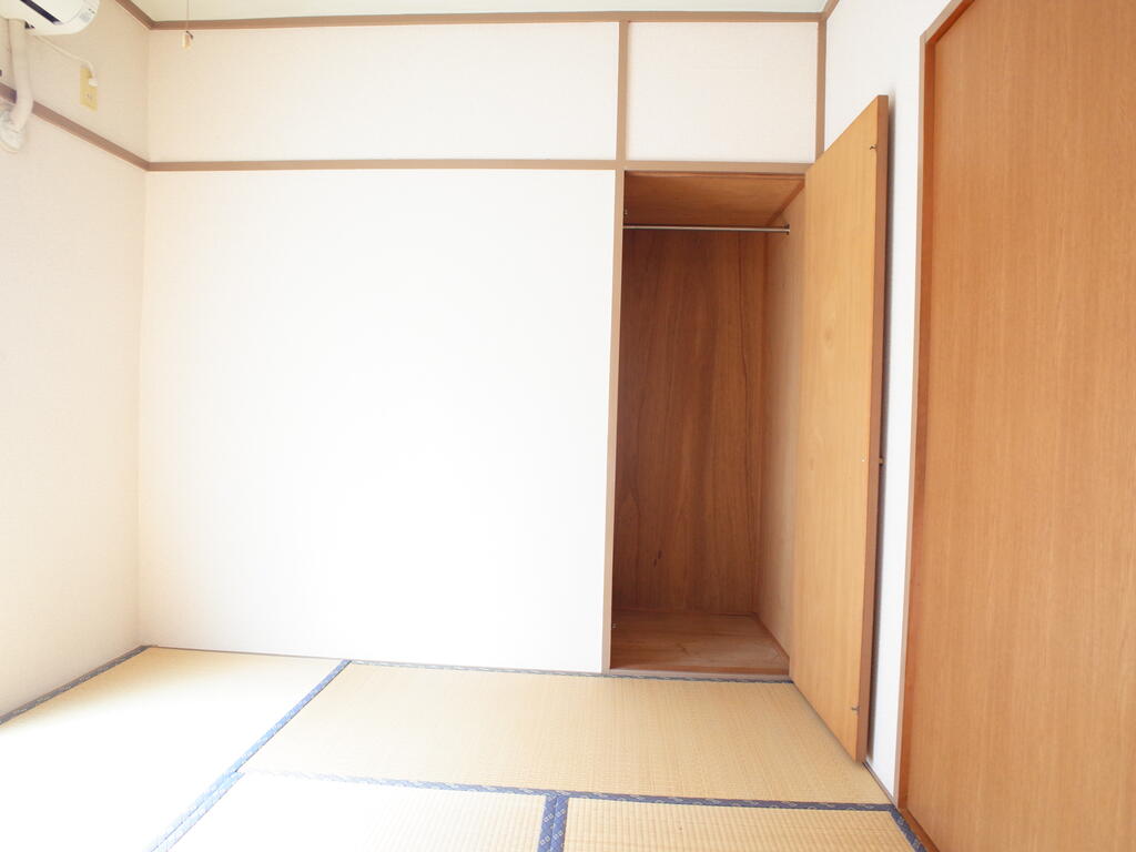 居室・リビング　和室６帖（バルコニー側）