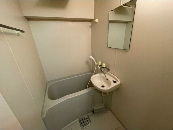 バス・シャワールーム　※写真は同じマンションの違う部屋のものになります。