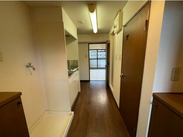 玄関　※写真は同じマンションの違う部屋のものになります。