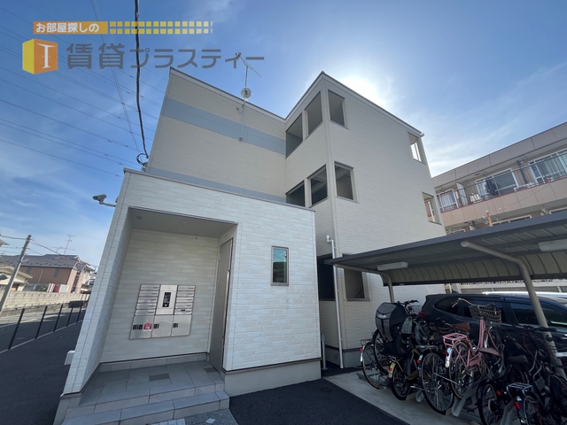 建物外観　車も駅も縦横無尽にお使い頂います