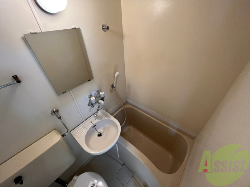 バス・シャワールーム　ユニットバスです。コンパクトなつくりになってます！