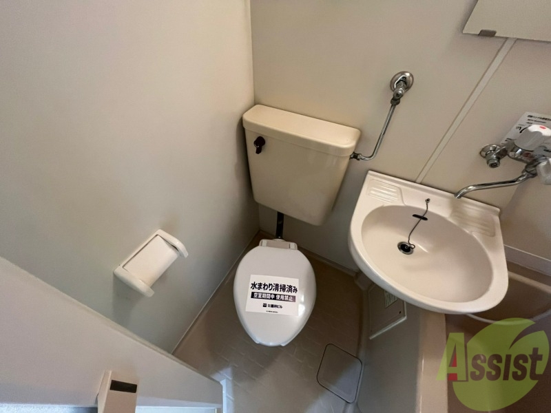 トイレ　ユニットバス内のトイレです。一人暮らしなら十分ですね。