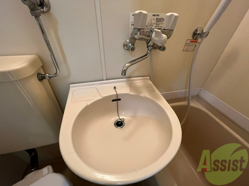 洗面設備　ユニットバス内の洗面台です。朝の身支度もスムーズです。