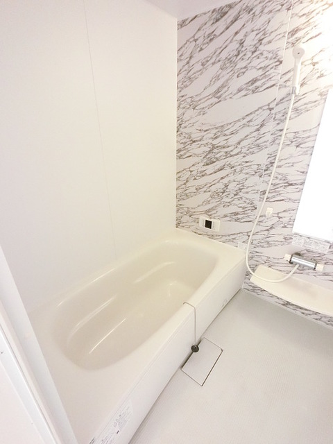 バス・シャワールーム　おしゃれな浴室です。